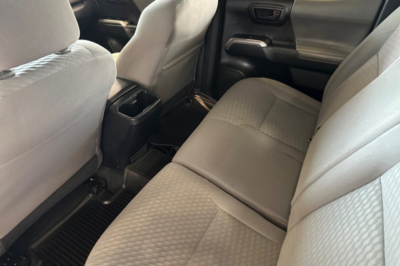 Toyota Tacoma 4WD Vehicle Full-screen Gallery Image 15