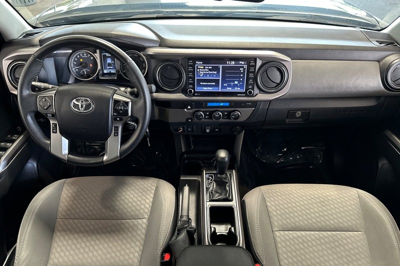 Toyota Tacoma 4WD Vehicle Full-screen Gallery Image 16