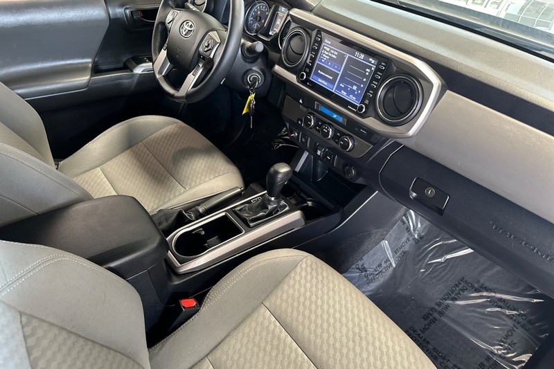 Toyota Tacoma 4WD Vehicle Full-screen Gallery Image 19