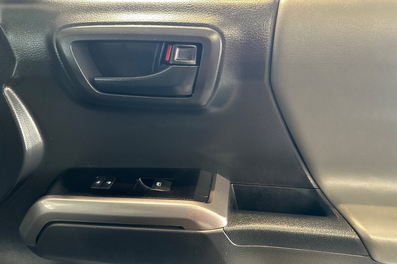 Toyota Tacoma 4WD Vehicle Full-screen Gallery Image 21
