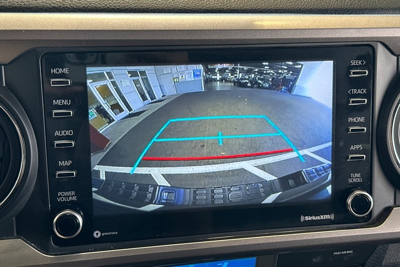 Toyota Tacoma 4WD Vehicle Full-screen Gallery Image 27