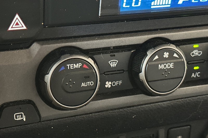 Toyota Tacoma 4WD Vehicle Full-screen Gallery Image 29