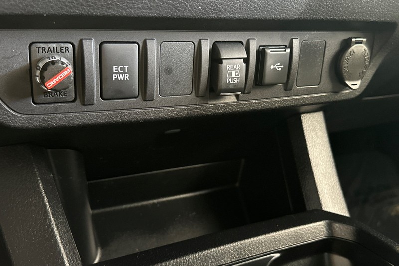 Toyota Tacoma 4WD Vehicle Full-screen Gallery Image 31