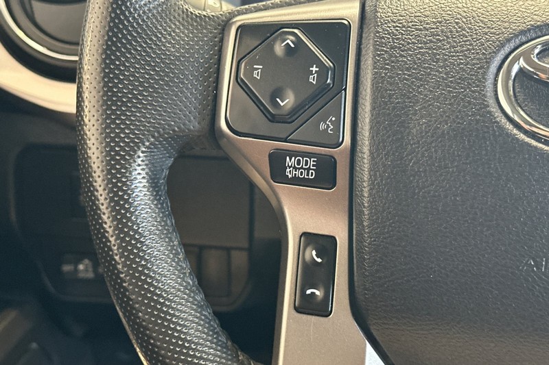 Toyota Tacoma 4WD Vehicle Full-screen Gallery Image 36