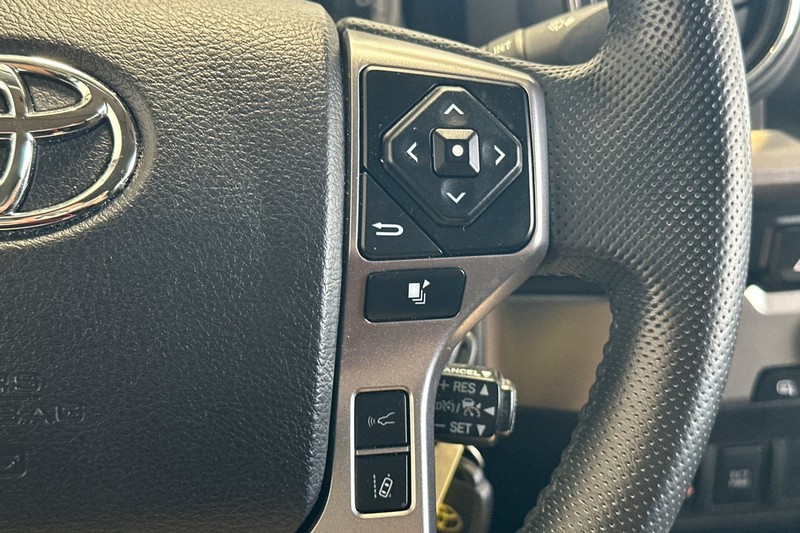 Toyota Tacoma 4WD Vehicle Full-screen Gallery Image 38