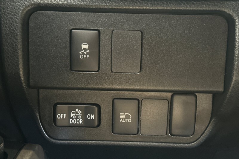 Toyota Tacoma 4WD Vehicle Full-screen Gallery Image 42