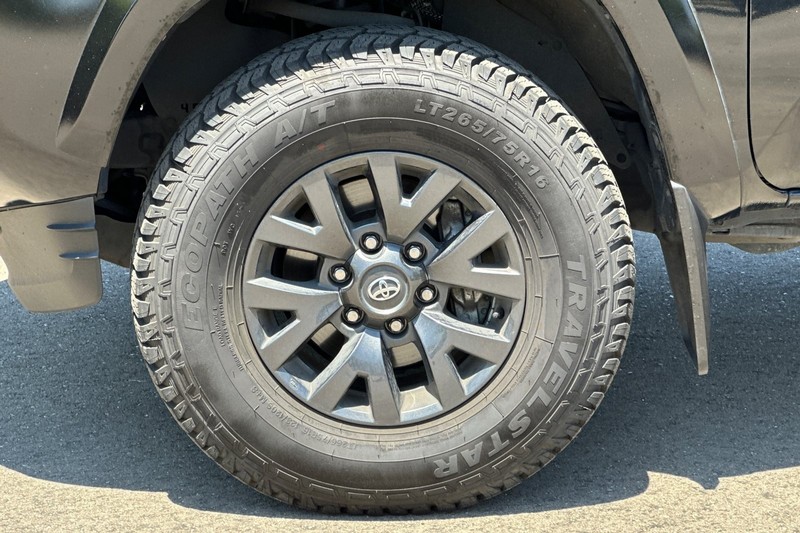 Toyota Tacoma 4WD Vehicle Full-screen Gallery Image 45