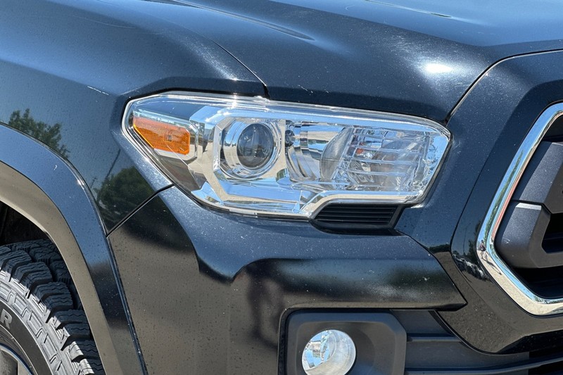 Toyota Tacoma 4WD Vehicle Full-screen Gallery Image 46