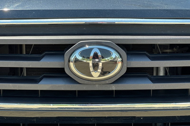 Toyota Tacoma 4WD Vehicle Full-screen Gallery Image 47