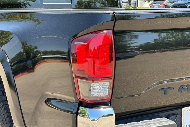 Toyota Tacoma 4WD Vehicle Full-screen Gallery Image 48