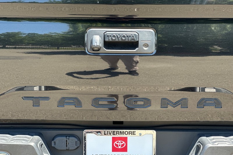 Toyota Tacoma 4WD Vehicle Full-screen Gallery Image 49