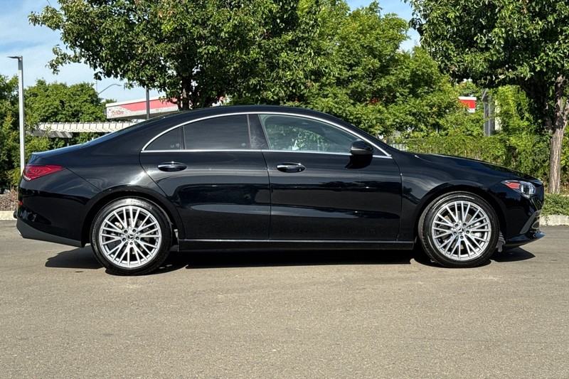 Mercedes-Benz CLA Vehicle Full-screen Gallery Image 03