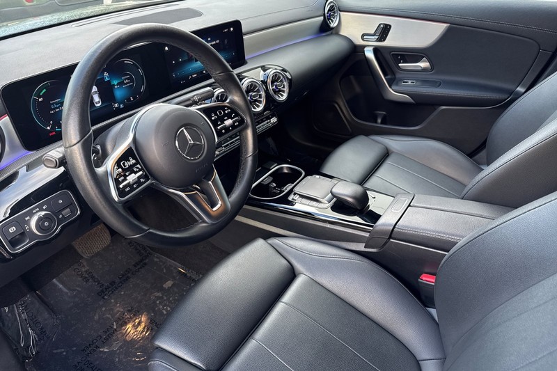 Mercedes-Benz CLA Vehicle Full-screen Gallery Image 10