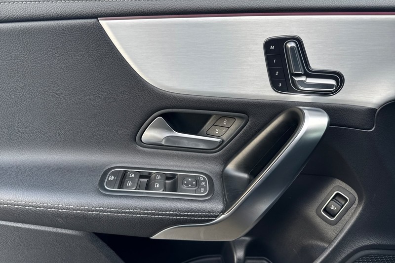 Mercedes-Benz CLA Vehicle Full-screen Gallery Image 11