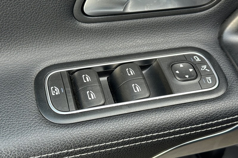 Mercedes-Benz CLA Vehicle Full-screen Gallery Image 12