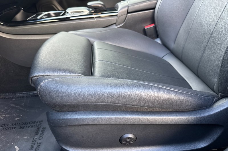 Mercedes-Benz CLA Vehicle Full-screen Gallery Image 13