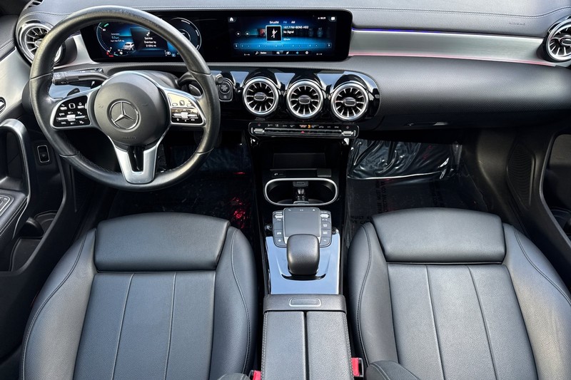 Mercedes-Benz CLA Vehicle Full-screen Gallery Image 15