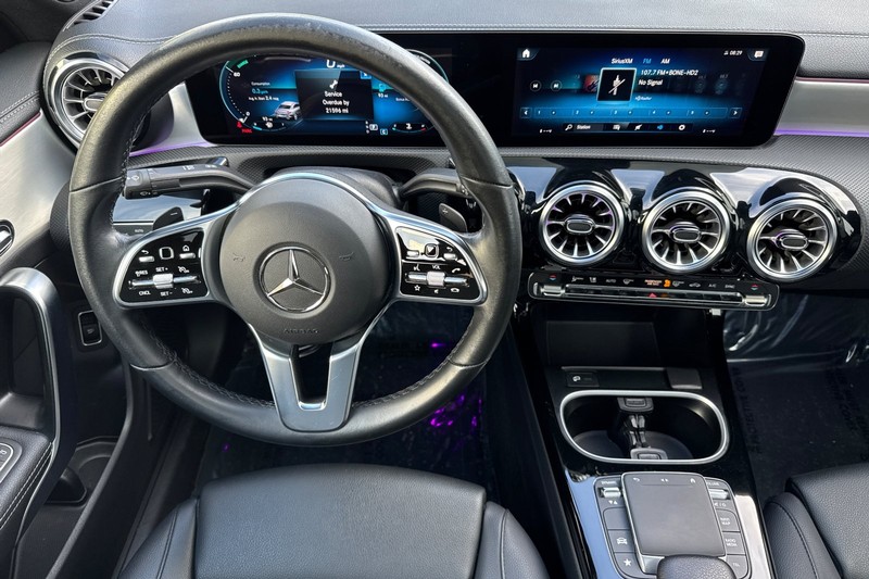 Mercedes-Benz CLA Vehicle Full-screen Gallery Image 16