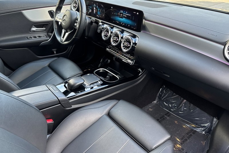 Mercedes-Benz CLA Vehicle Full-screen Gallery Image 18