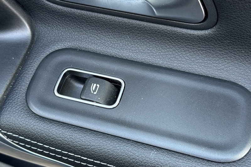 Mercedes-Benz CLA Vehicle Full-screen Gallery Image 21