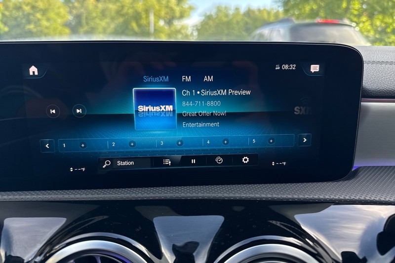 Mercedes-Benz CLA Vehicle Full-screen Gallery Image 25