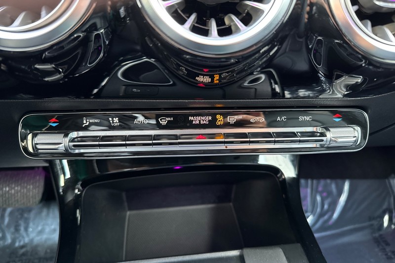 Mercedes-Benz CLA Vehicle Full-screen Gallery Image 27