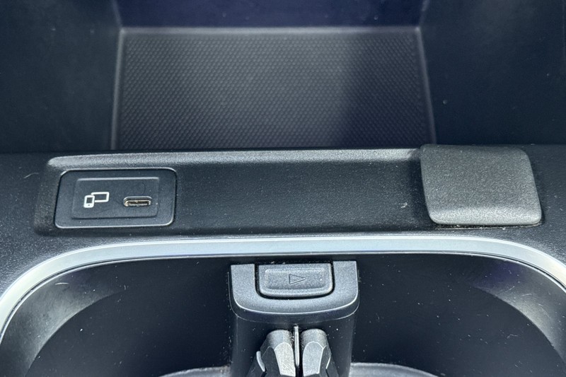 Mercedes-Benz CLA Vehicle Full-screen Gallery Image 30