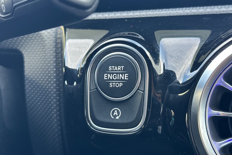 Mercedes-Benz CLA Vehicle Full-screen Gallery Image 33