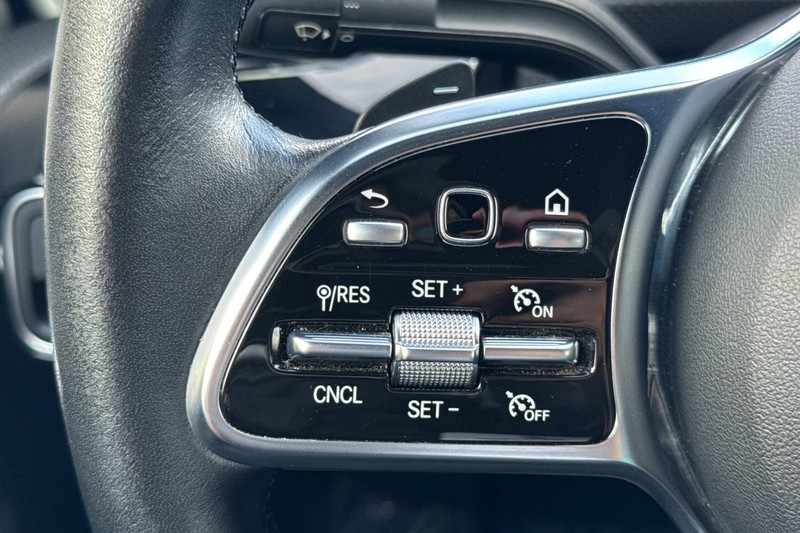 Mercedes-Benz CLA Vehicle Full-screen Gallery Image 35