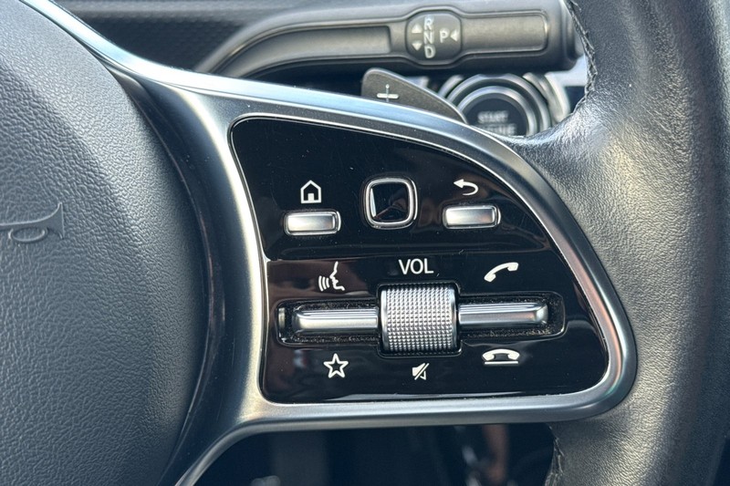 Mercedes-Benz CLA Vehicle Full-screen Gallery Image 37