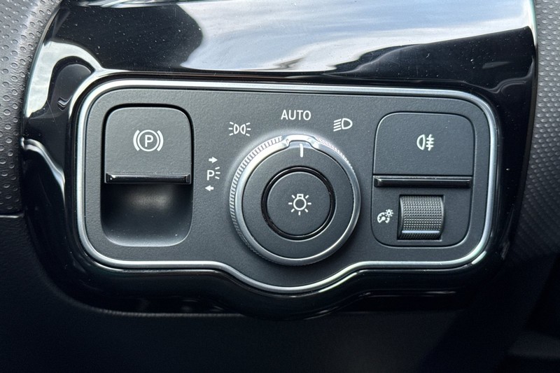 Mercedes-Benz CLA Vehicle Full-screen Gallery Image 41