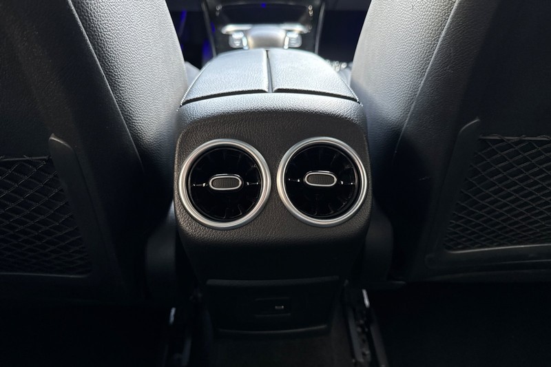 Mercedes-Benz CLA Vehicle Full-screen Gallery Image 42