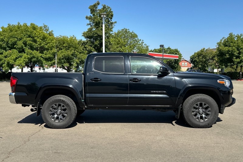 Toyota Tacoma 2WD Vehicle Full-screen Gallery Image 03