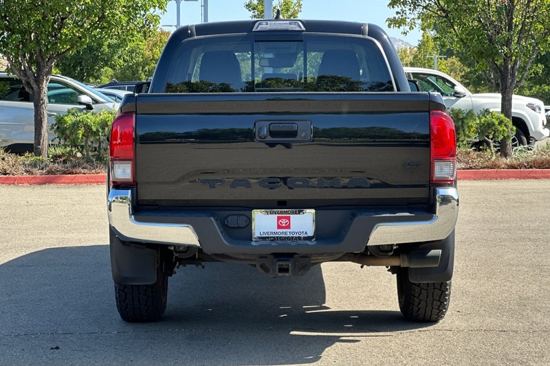 Toyota Tacoma 2WD Vehicle Full-screen Gallery Image 05