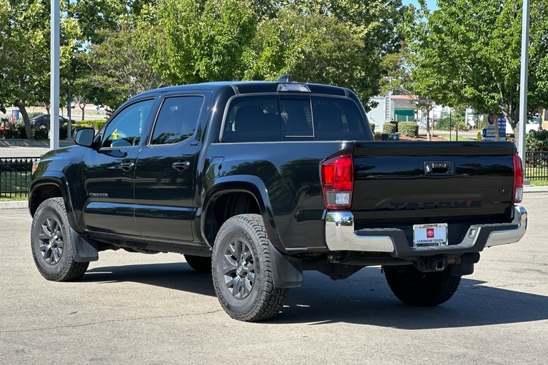 Toyota Tacoma 2WD Vehicle Full-screen Gallery Image 06
