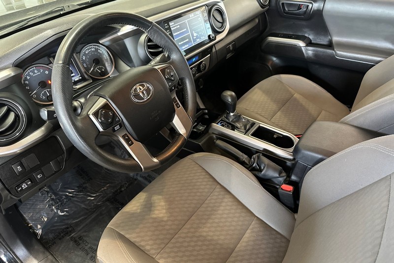 Toyota Tacoma 2WD Vehicle Full-screen Gallery Image 11