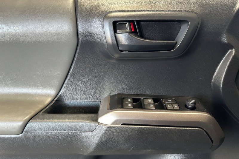 Toyota Tacoma 2WD Vehicle Full-screen Gallery Image 12