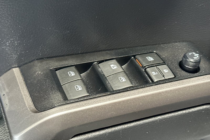 Toyota Tacoma 2WD Vehicle Full-screen Gallery Image 13
