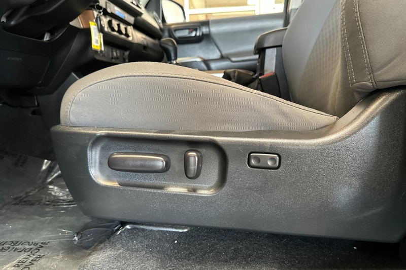 Toyota Tacoma 2WD Vehicle Full-screen Gallery Image 14