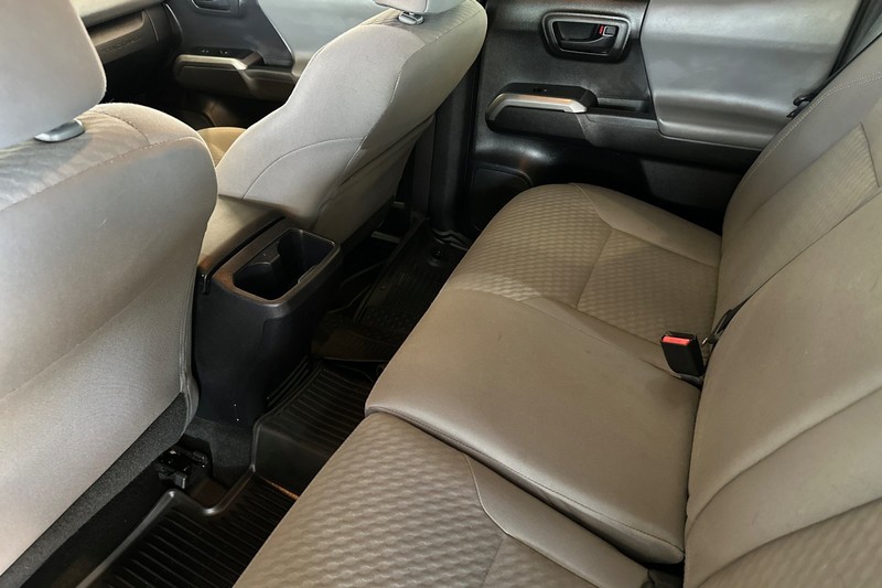 Toyota Tacoma 2WD Vehicle Full-screen Gallery Image 15