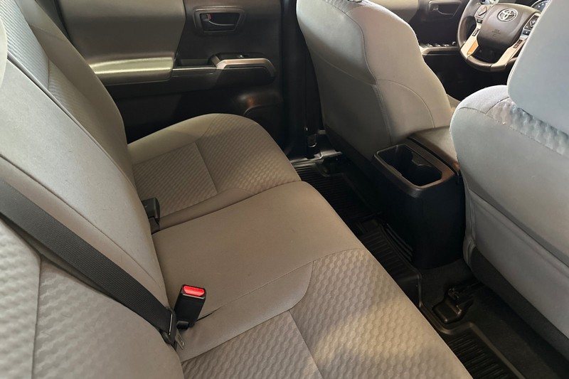 Toyota Tacoma 2WD Vehicle Full-screen Gallery Image 18