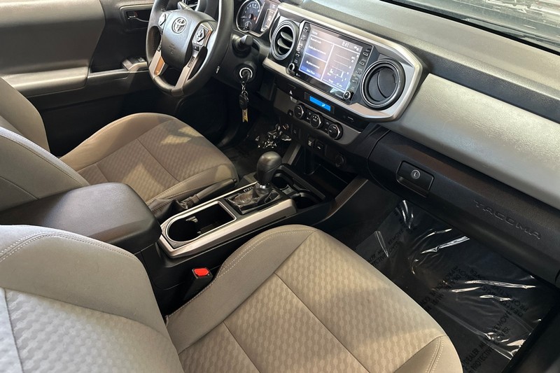 Toyota Tacoma 2WD Vehicle Full-screen Gallery Image 19