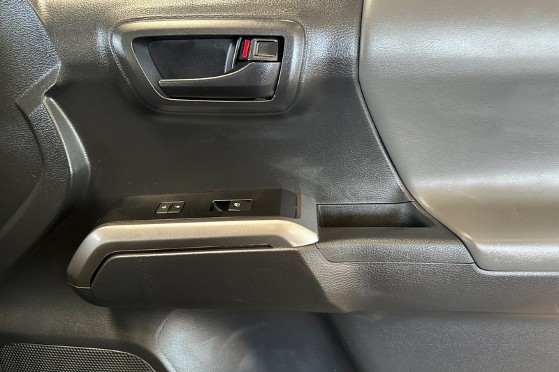 Toyota Tacoma 2WD Vehicle Full-screen Gallery Image 21