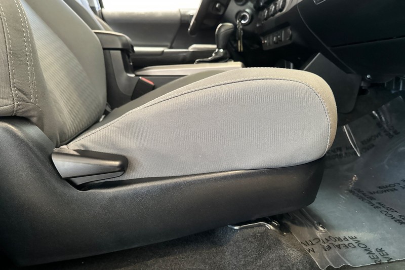 Toyota Tacoma 2WD Vehicle Full-screen Gallery Image 23