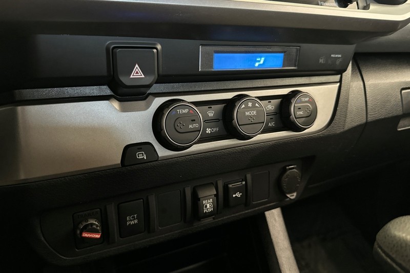 Toyota Tacoma 2WD Vehicle Full-screen Gallery Image 28