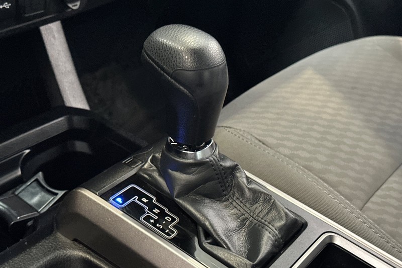 Toyota Tacoma 2WD Vehicle Full-screen Gallery Image 31
