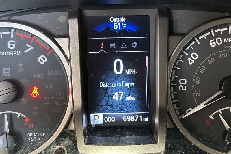 Toyota Tacoma 2WD Vehicle Full-screen Gallery Image 38