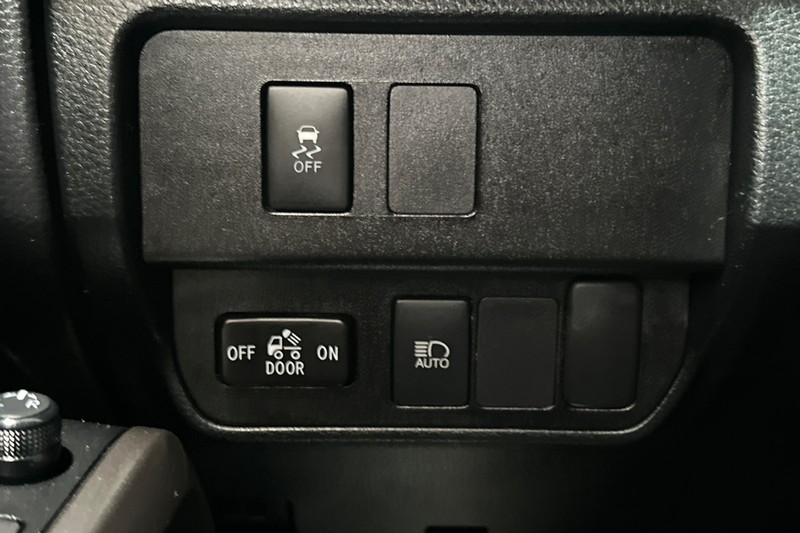 Toyota Tacoma 2WD Vehicle Full-screen Gallery Image 39