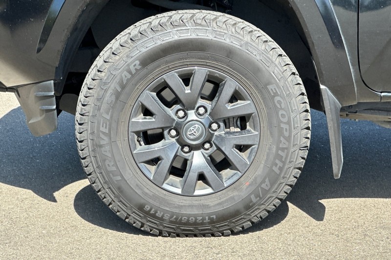 Toyota Tacoma 2WD Vehicle Full-screen Gallery Image 40