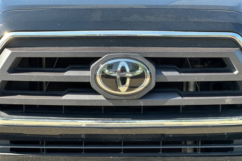 Toyota Tacoma 2WD Vehicle Full-screen Gallery Image 42